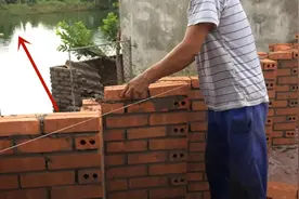邻居好手艺，在院子里砌半堵折叠红砖墙当隔断，样式好似一道屏风图片