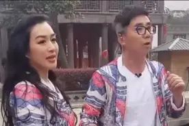56岁范明与钟丽缇同框，相差6岁像父女，情侣装穿出父女感图片