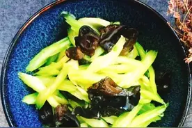 黑木耳炒芹这道美食饭店大厨是这样做的，鲜香脆口，简单营养图片