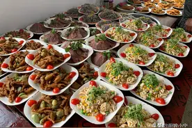 北方农村宴席，青菜没人吃，大鱼大肉上桌就抢光，网友：胃口真好图片