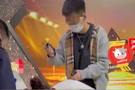 主持人王芳好拼！累到颤抖换鞋需3人搀扶，曝一天直播能赚百万？图片