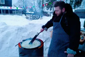 看俄罗斯帅哥在冰天雪地里用什么独家秘方做出一锅独特鲜美的鱼汤图片