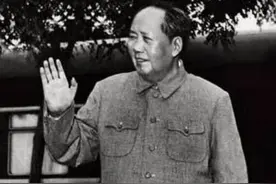 59年毛主席参观故居，在父母的遗像前久久伫立：娘，您的儿回来了图片