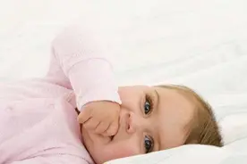 孩子总吃手啃指甲，家长不要强行制止，要知道行为背后的原因图片