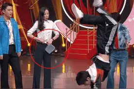 韩雪扣子裂开，被杨迪用眼神暗示后，她的救场动作值得大家学习图片