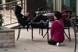 母亲在儿子面前下跪，网友炸锅：把孩子养成仇人，总共分几步?图片