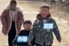 当“长辈”好辛苦，“小舅舅”买不起飞机，拉着大哭的外甥回家图片