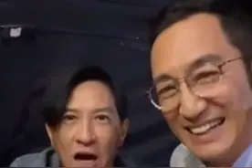 57岁吴启华近况罕曝光，戴金丝眼镜容颜未改，疑似转战直播带货图片