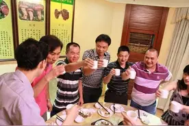 公司10个人聚餐，老板只点了5个菜，老员工：这顿饭我请图片