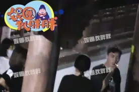 国民校草李易峰片场犯烟瘾，身旁美女递烟，随地乱弹烟灰惹争议图片