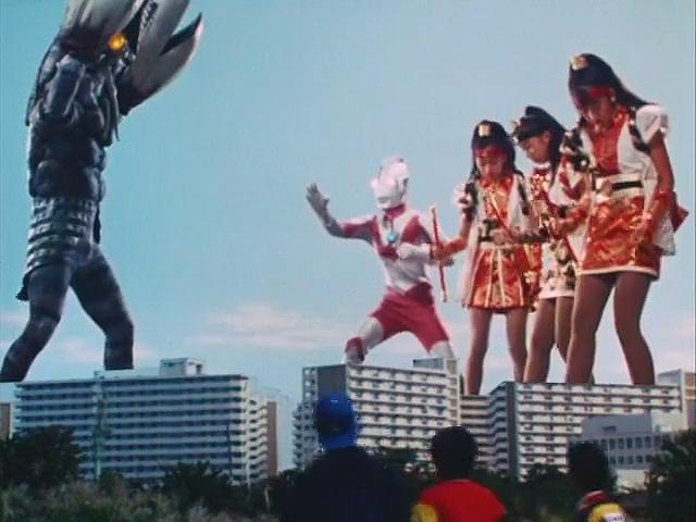 三个女孩变成巨人和奥特曼一起打怪兽，男孩却偷偷用照相机拍裙底