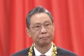 钟南山南教授，84岁穿西装一样的帅气图片