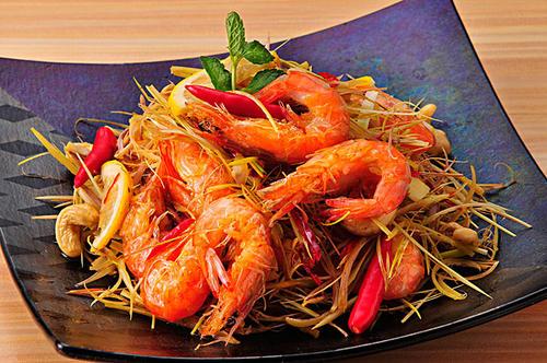 炸湖虾,先拍淀粉就错了,难怪不酥不脆!大厨:这样做才对