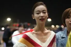 吴谨言瘦成“大头娃娃”，s码牛仔衣穿出xl效果，看身形像小老太图片
