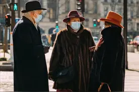 大妈们都爱的“貂皮大衣”怎么穿？从这三点入手，摆脱土气显气质图片