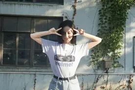 古力娜扎日常休闲风，白色t恤配五分裤，一点都不显矮图片