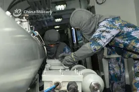 惊喜！中国海军也用上了阻燃头套？薄薄的头套却能为舰员抵挡爆炸图片