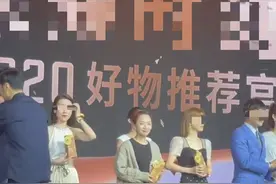 主持人王芳太接地气！穿毛衣牛仔裤领奖，不顾身旁美女礼服秀身材图片