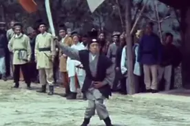 王晶老爸担任导演，洪金宝跑龙套，这才是无厘头港片真正的鼻祖图片