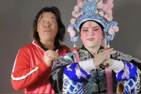 52岁秦勇带患病儿子现身，头发邋遢似稻草，妻子多年不见踪影？图片