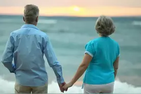 人过六十，遇到真爱，把握这三个原则，结局才能美好图片