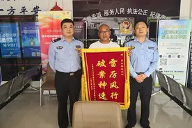 菜场道闸升降杆不升 男子怒而掰断图片