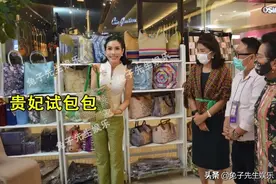 泰国贵妃“接发”变美了，梳贵妇头逛商场，拿起各种包包试不停图片