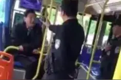 向老人连喷两次辣椒水，网友都为这名警察点赞！图片