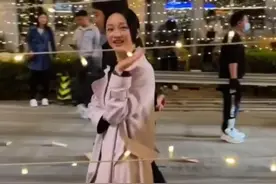 周迅在街头被拍到，皮肤松垮身材干瘦，整个人毫无气质就是老阿姨图片