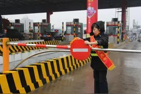 高速收费员月薪才2000，为啥都不肯离职？收费站员工：我才不傻图片