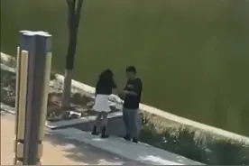 女孩为了请求男友原谅，跪地狂扇自己耳光，看着让人心疼图片