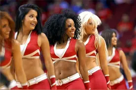 NBA赛场的红与黑，火箭队拉拉队热辣似火图片