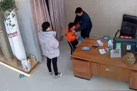 误以为爸爸在打妈妈，俩儿子一个冲向爸爸一个举起拖把，还是妈亲图片