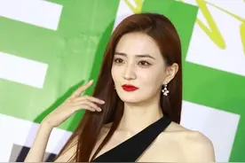 徐璐是怎么做到，把半身裙挂在脖子上的？黑色三叉礼服太惊艳了图片