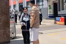 “最年轻爸爸”火了，接女儿放学被误认为男友，女儿：真是我亲爹图片