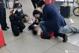 是她，北大人民医院女医生！疫情期间男子倒地猝死…她跪地摘口罩人工呼吸图片