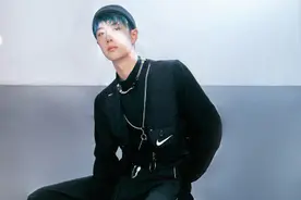 王一博久违的爱豆妆蓝发，脏辫，发坠，酷帅有型，时尚一博回归图片