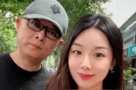 孟非老婆罕见曝光！身材妖娆大长腿瞩目，女儿颜值惊人似奶茶妹妹图片
