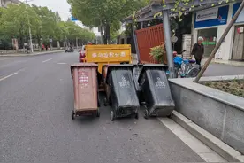 参与垃圾分类人人有责，上海浦东航头鹤沙航城一个下班途中的叔叔图片