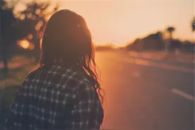 女人愿意向你透露这三件事，无需质疑，她对你动情了图片