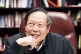 清华多位教授眼中的杨振宁：一个不傲慢的天才，晚年和妻子用镜头记录生活图片