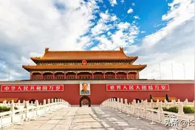 天安门城楼两侧的标语是何人所写？图片