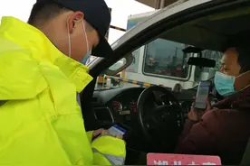 高警保畅通 公安验信息，多支队伍守卫武汉东大门图片