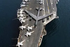 B52到底有多大？把它P到核航母上才明白，什么叫空中巨无霸图片