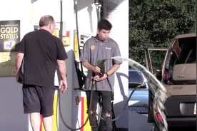 又被打脸！不管中石油还是中石化，加油站一招就白赚千万车主钱！视频封面