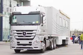 价值330万的奔驰大货车，光体型就能吓跑路虎，坐进车内更是惊讶视频封面