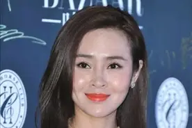 于明加礼服造型亮相 白色礼服巧“开缝”温婉中带着甜美图片