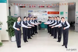 存折又成“香饽饽”？为何年轻人扎堆去办理存折，原因已浮现图片