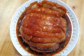 炸扣肉抹酱油、抹醋和抹盐有什么区别？这样做肉皮更蓬松更脆图片