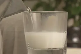 冲泡好的奶粉可以存放多久？医生说超过这个时间就会滋生细菌了！视频封面